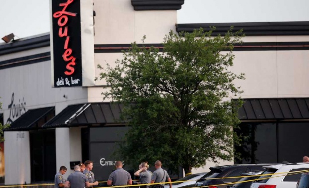 Въоръжени граждани са убили нападател в ресторант в Съединените щати.
