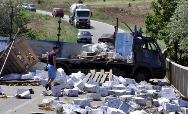 Камион с бутилиран алкохол катастрофира на пътя Минерални бани