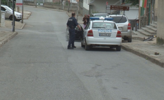 14-годишното момиче, ударено от патрулка в Дряново, все още е