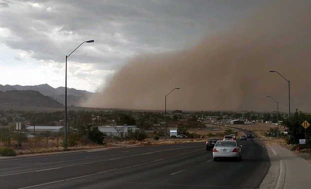 Впечатляващи кадри от голяма пясъчна буря в американския щат Аризона