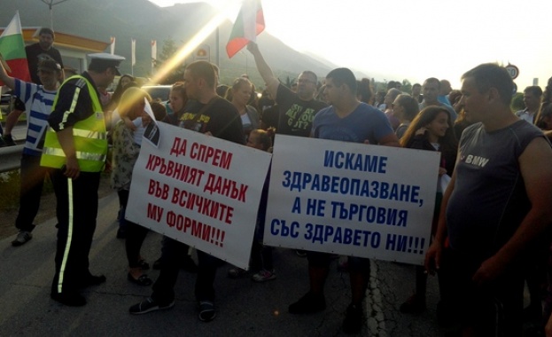 Лекари и медицински сестри от болницата във Враца протестираха заради