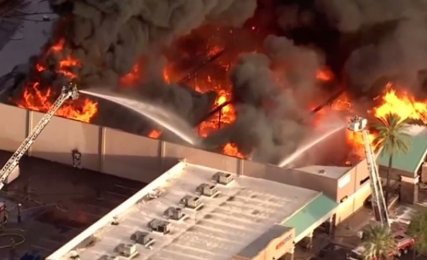 Голям пожар избухна в магазин за хранителни стоки в американския