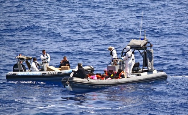 Испанската брегова охрана е спасила 340 имигранти в открито море