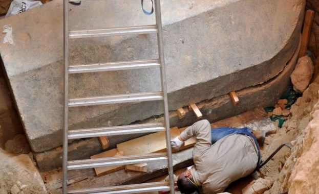 Археолозите в Египет откриха в Александрия масивен черен гранитен саркофаг