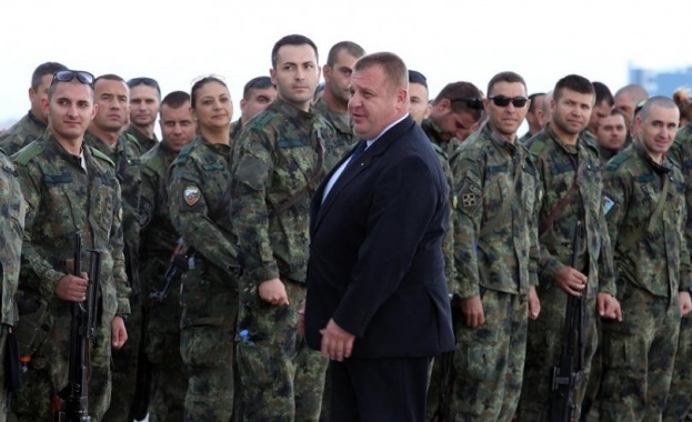 Заместник-министърът на отбраната Атанас Запрянов и заместник-началникът на отбраната вицеадмирал