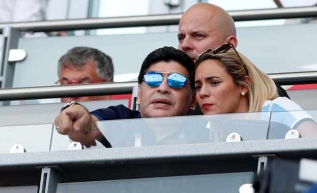 Диего Марадона няма скоро да слезе от първите страници на