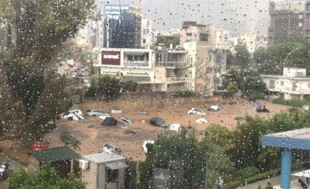 Мощна буря удари североизточните квартали на гръцката столица Атина След