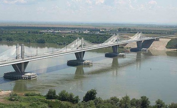 Близо 9 километра е опашката от автомобили на Дунав мост