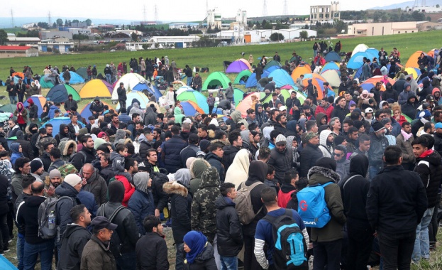 Мигрантите от лагера край Солун започнаха да се изнасят. В