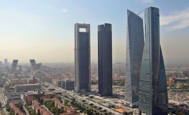 Висока сграда в Мадрид, в която са посолствата на Великобритания,