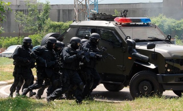 Тежковъоръжени барети и полицаи са блокирали село Очуша община Костенец