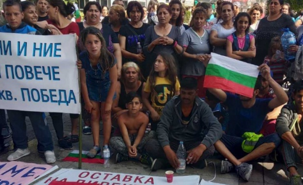 Десетки жители на ромския квартал Победа в Бургас протестираха пред