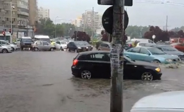 Силен летен дъжд заля улиците на румънската столица Букурещ в