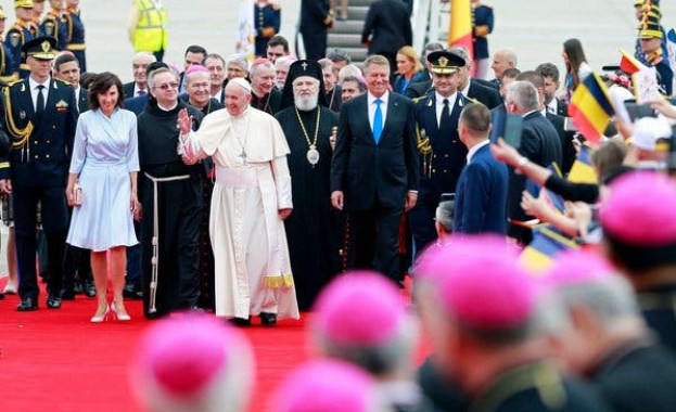 Папа Франциск получи от румънския президент Клаус Йоханис 17 подаръка
