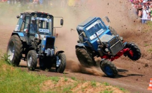 В Русия трактори бяха използвани за състезание. 33-ма руски смели