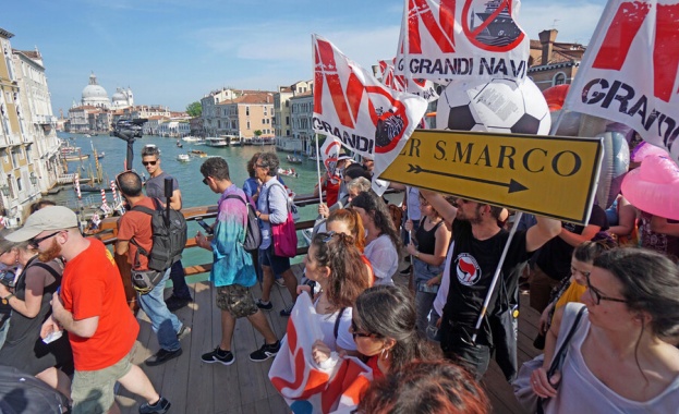 Многохилядна демонстрация във Венеция поиска да бъде забранено влизането на
