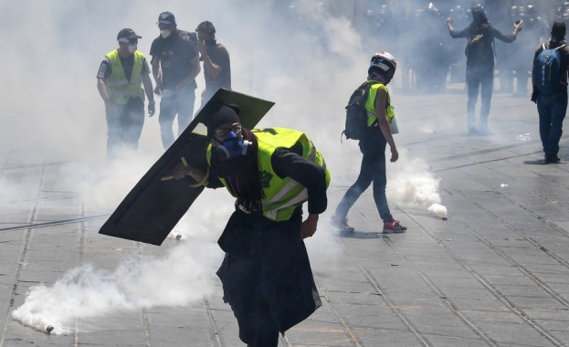 Френската полиция е използвала сълзотворен газ и водни оръдия за