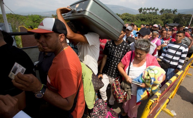 Хиляди венецуелци се опитват да напуснат страната за да достигнат