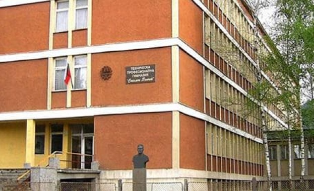 Образователни инспектори и полиция влязоха в училище в Ботевград Причината