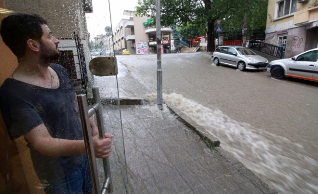 Магазини в центъра на Велико Търново се озовават под вода