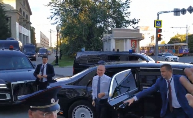 Путин изненада гражданите на Екатеринбург Неговият кортеж внезапно спря а