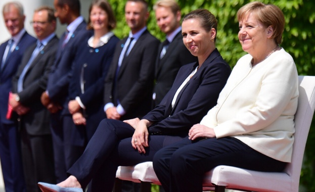 Канцлерът на Германия Ангела Меркел изслуша седнала химните на Германия
