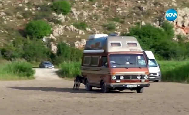 Джип и три каравани паркираха по един от най забележителните плажове