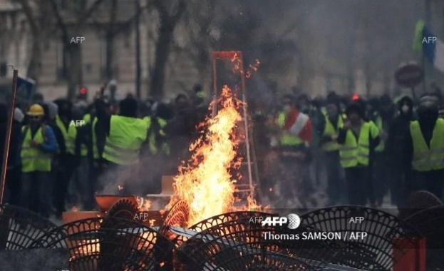 Безредици започнаха в Париж малко след края на военния парад