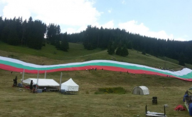 Най-голямото по размер българско знаме, вече е разпънато по поляните