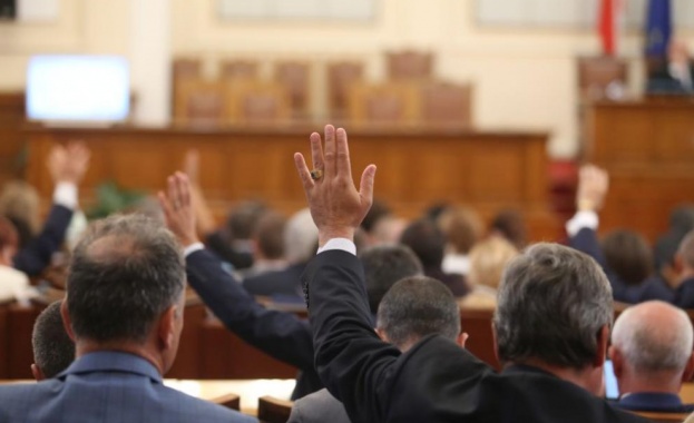 Депутатите гласуват ветото на президента върху сделката за нови изтребители.