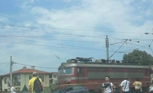 Влак блъсна лек автомобил на релсите в село Труд Пловдивско