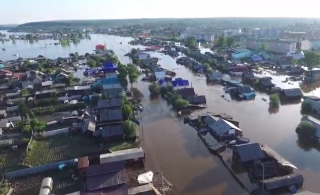 Ново наводнение потопи руския град Тулун в Сибир. Водите на