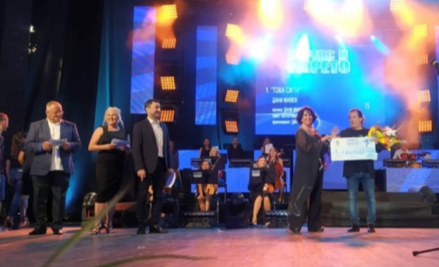 Певецът Дани Милев спечели конкурса „Бургас и морето. 12-песни финалисти