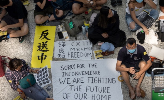 Стотици демонстранти започнаха тридневна седяща стачка на летището в Хонконг,