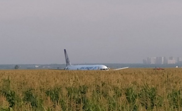 Пилотите които спасиха стотици пътници при инцидент в Русия се