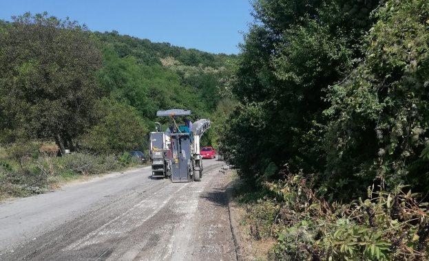 Започна ремонтът на 9 км от път II 49 Кубрат