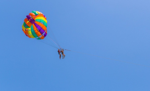Двама летовници издигнати с парашут над морето на плаж Каваците