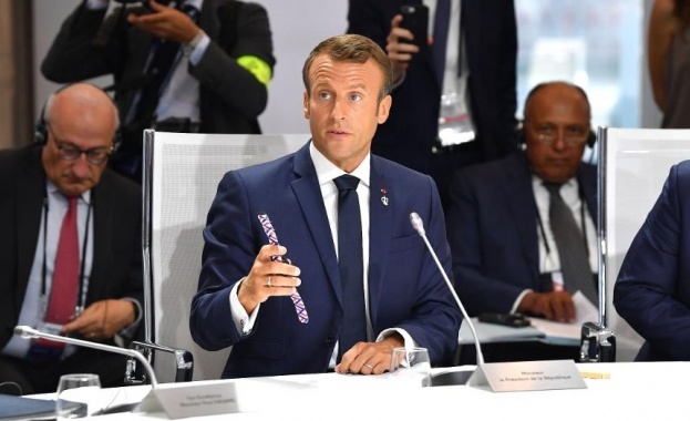 Лидерите на Г 7 получиха необичаен подарък от президента на Франция
