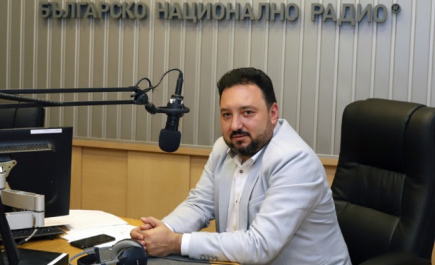 Шефът на Българското национално радио Светослав Костов е получил през