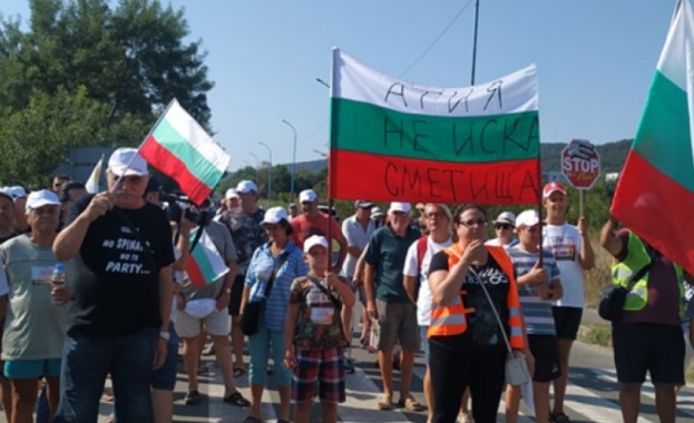 Близо 50 души от 3 созополски села протестираха в центъра