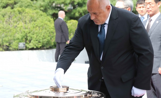 Министър-председателят Бойко Борисов положи венец пред Главната мемориална кула на