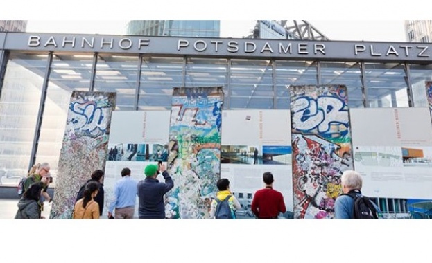 Близо три десетилетия Берлинската стена разделя Изтока и Запада като