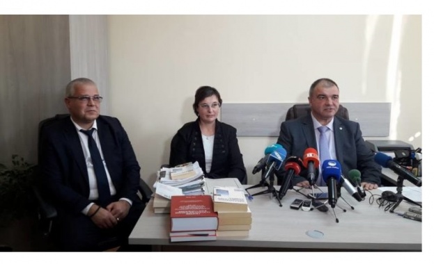 Служителка на банков клон във Варна е задържана и обвинена