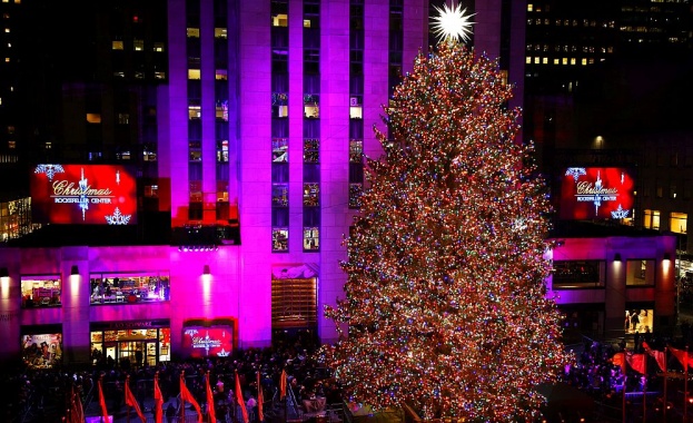 Запалиха традиционната коледна елха в Ню Йорк и празничното настроение