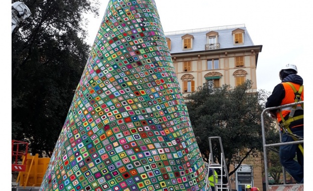 В италианския град Генуа бе издигната рекордна коледна елха изплетена