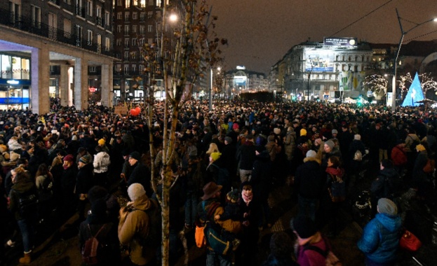 Хиляди унгарци излязоха на протест снощи в Будапеща срещу плановете