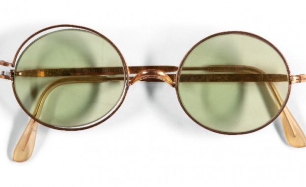 Кръгли слънчеви очила на поп легендата на Бийтълс Джон