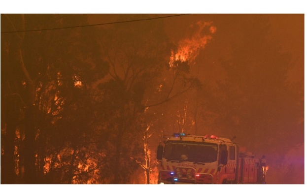 Силните ветрове и високи температури влошават драстично бушуващите горски пожари