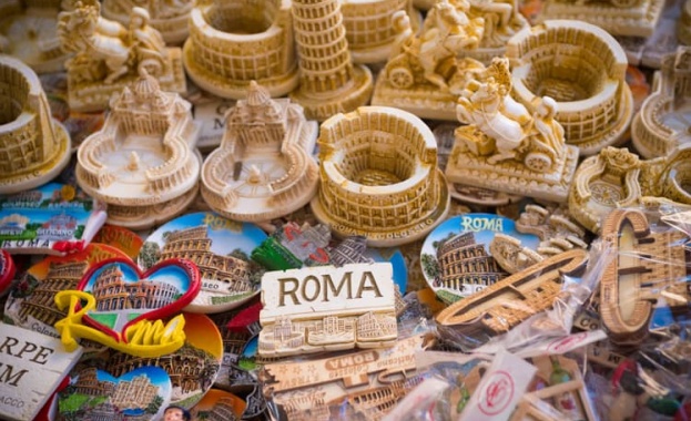 Сувенирните щандчета, разположени около най-популярните туристически забележителности в Рим, ще