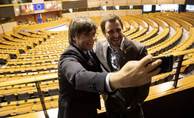 Каталунският сепаратистки лидер Карлес Пучдемон пристигна в Европейския парламент в